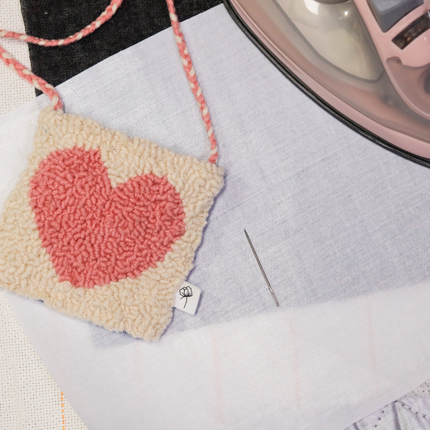 Σκληρή σιδερωτή φόδρα 1x1 μ. για χαλιά, punch needle δημιουργίες και εσωτερικά τσαντών. Ανθεκτική, εύκολη στην εφαρμογή και χωρίς ράψιμο.